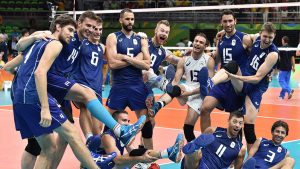 La nazionale del Volley festeggia. A destra, sdraiato, il milazzese Daniele Sottile