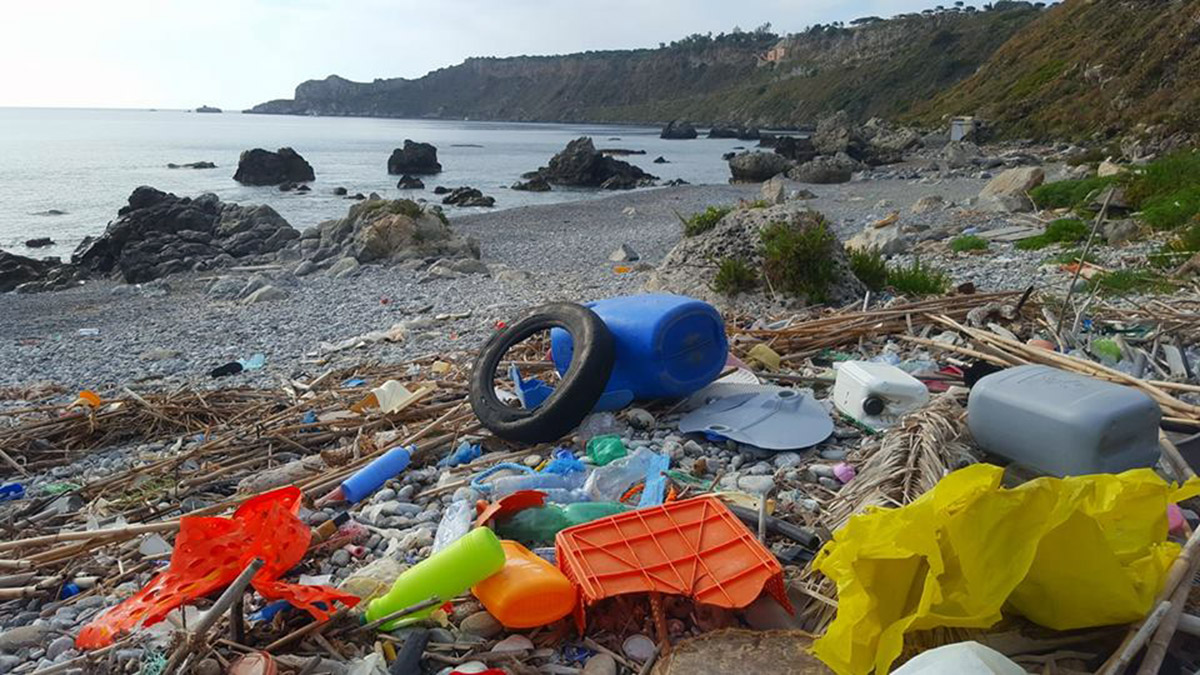 Rimossi I Sacchi Di Rifiuti Dalla Spiaggia Di Rinella Oggi Milazzo