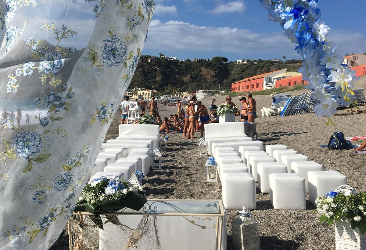 Matrimonio in stile hawaiano sulla spiaggia di Milazzo, al ...