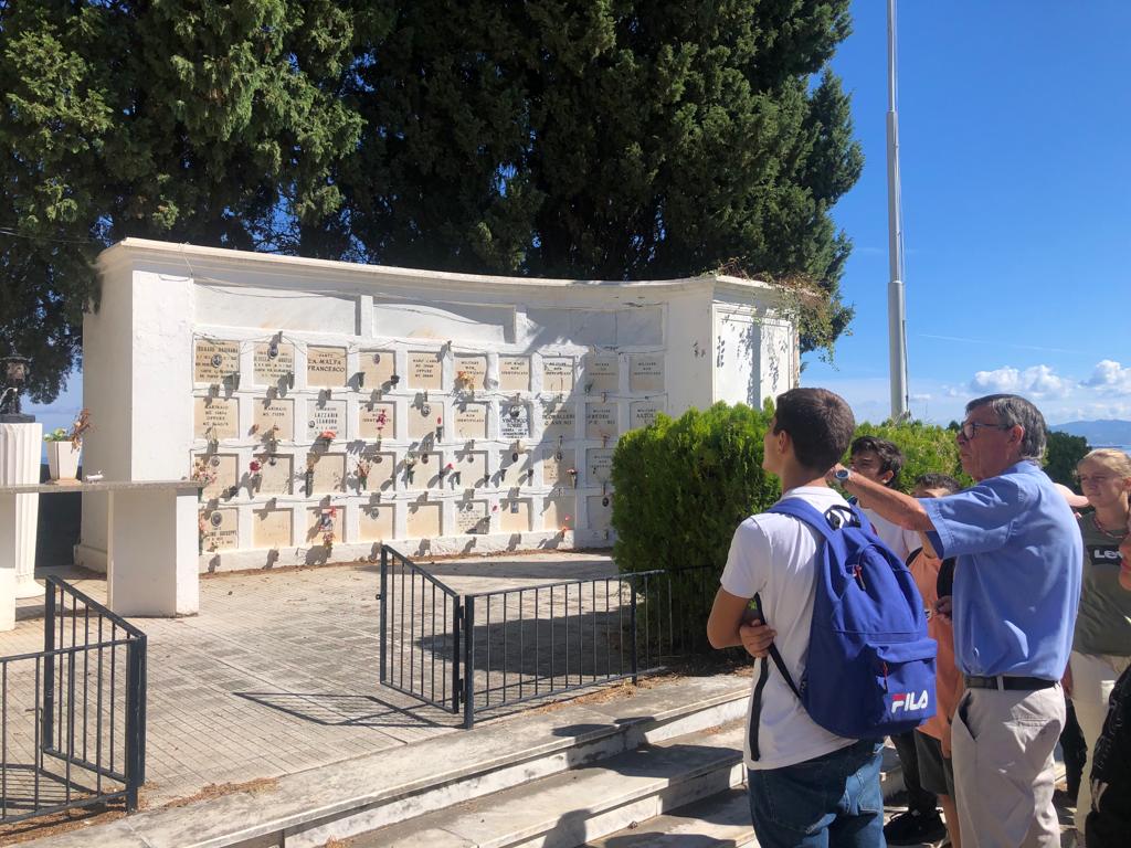 Media Garibaldi, gli alunni della terza C visitano il cimitero di Milazzo.  Guidati da Filippo Russo - Oggi Milazzo - Oggi Milazzo