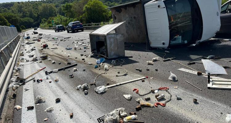 ULTIMA ORA. Camion Si Ribalta In Autostrada Tra Rometta E Milazzo ...